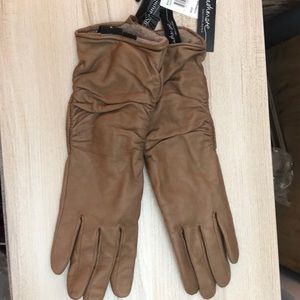 NWT Saks 5th Ave Brown leather gloves with cashmere lining. Size 7.